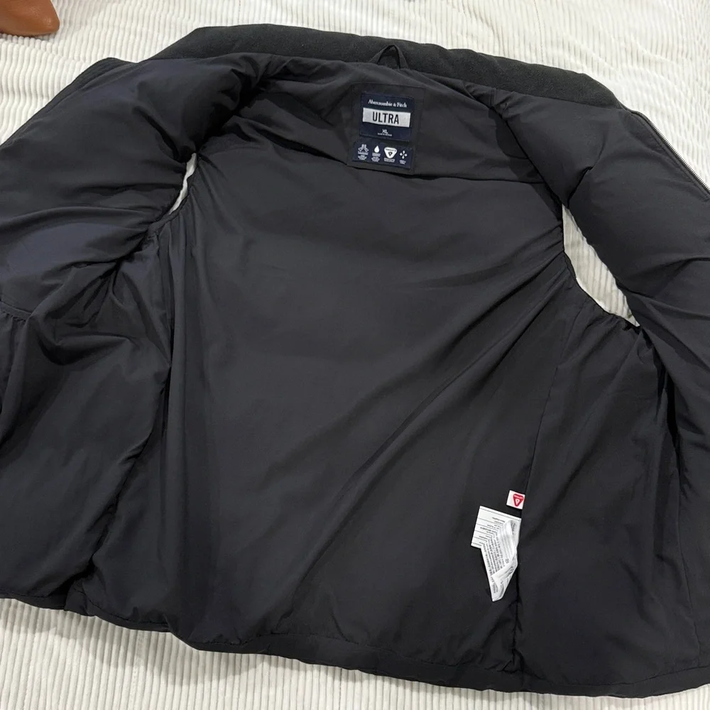 Abercrombie & Fitch Men's Black Quilted Vest - Picture 4 of 5